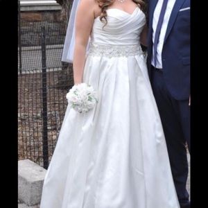 Wedding dress. Diamond white. Size 18.